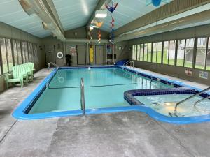 Bazén v ubytování Betsie Riverside Resort nebo v jeho okolí