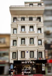 ein Modell eines Gebäudes mit einem Hotel in der Unterkunft ATİK HOTEL in Istanbul