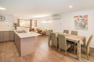 a kitchen and dining room with a table and chairs at Central Townhouse Margaret River in Margaret River Town