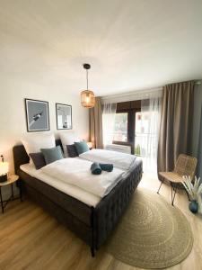 Un dormitorio con una cama grande y una lámpara de araña. en Haus Mosel Tales in Cochem für bis zu 9 Personen, en Cochem