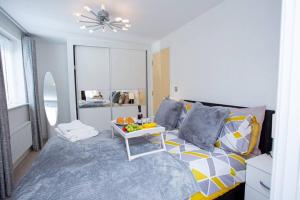 Tempat tidur dalam kamar di Mills Apartment - Two bedroom en-suite apartment