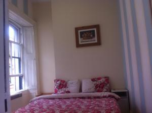 سرير أو أسرّة في غرفة في The Apache Hostel