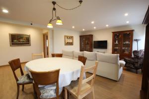 a living room with a table and a couch at Apartamento Oviedo San Melchor in Oviedo