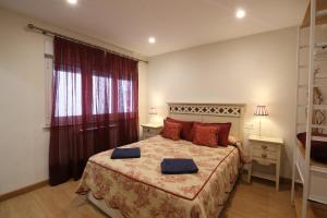 ein Schlafzimmer mit einem Bett mit zwei Kissen darauf in der Unterkunft Apartamento Oviedo San Melchor in Oviedo