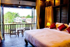 Voodi või voodid majutusasutuse The Bank River House Ayutthaya toas