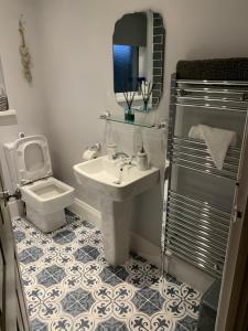 ein Badezimmer mit Waschbecken und Toilette in der Unterkunft Rose Cottage in Morpeth + 9 Fotos