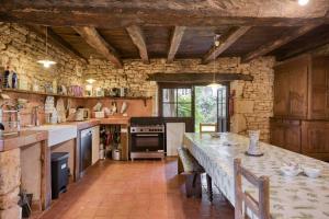Η κουζίνα ή μικρή κουζίνα στο Grande maison confortable à Gavaudun +23 φωτογραφίες