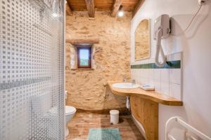 een badkamer met een douche, een wastafel en een toilet bij Maison de 4 chambres avec terrasse amenagee et wifi a Gavaudun in Gavaudun