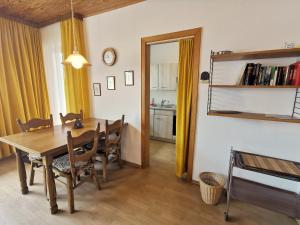 comedor con mesa y sillas y cocina en Sandstrand, en Wangerland