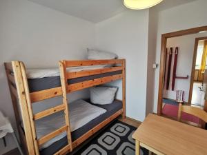 une chambre avec deux lits superposés et une table dans l'établissement Sandstrand, à Wangerland