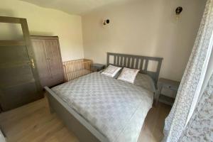 sypialnia z łóżkiem z 2 poduszkami w obiekcie Biely domček so záhradou v malej obci Devičie w mieście Devičie