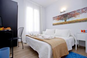 Giường trong phòng chung tại Barcelona City Hotel