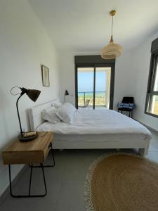 מיטה או מיטות בחדר ב-4 Bedroom Beach Apartment with Stunning Views