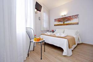 バルセロナにあるバルセロナ シティ ホテルのベッドルーム1室(ベッド1台、テーブル、椅子付)