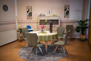 a dining room with a table and chairs at am Erxleben-Hotel in Quedlinburg