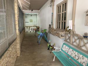 un pasillo con un banco y un tobogán en una habitación en Pensiunea Casa Harghita, en Constanţa
