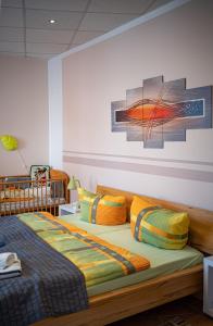 Un dormitorio con una cama con almohadas de colores. en am Erxleben-Hotel, en Quedlinburg