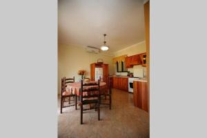 Cuina o zona de cuina de Spacious apartment in Marsalforn, Gozo