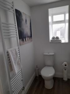 A bathroom at The Raven Inn 