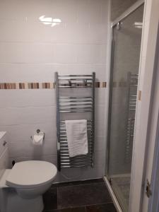 A bathroom at The Raven Inn 