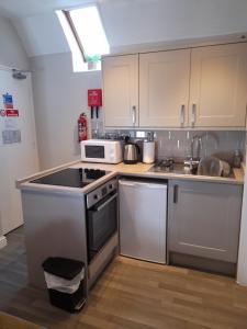 A kitchen or kitchenette at The Raven Inn 