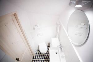 ソポトにあるThe Tiny Space 6m2 with private bathroom in the hallwayの小さなバスルーム(トイレ、鏡付)