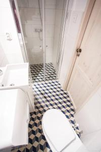 ソポトにあるThe Tiny Space 6m2 with private bathroom in the hallwayのバスルーム(トイレ、洗面台、シャワー付)