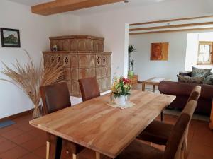 comedor con mesa de madera y sillas en Villa im Wald, en Rosshaupten