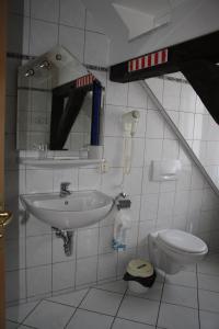 Ett badrum på Hotel & Restaurant Aragwi
