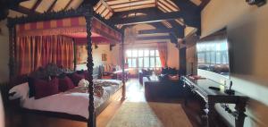 A restaurant or other place to eat at Hillbark Hotel & Spa 