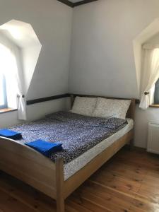 małe łóżko w pokoju z 2 oknami w obiekcie Готельний комплекс Трапезна w mieście Subbotov