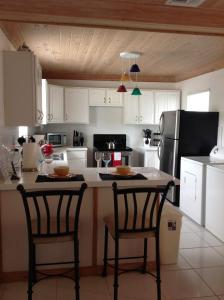 Kitchen o kitchenette sa Sapphire Garden Townhouses