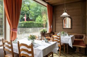 Reštaurácia alebo iné gastronomické zariadenie v ubytovaní Alpenhotel Edelweiss