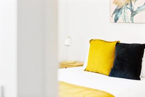 Cama ou camas em um quarto em Palmerston St Apartments by Urban Rest