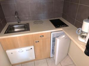 Cucina o angolo cottura di Appartement dans résidence de standing avec terrasse et vue mer
