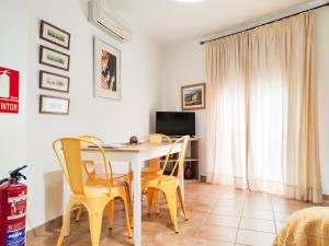 Televízia a/alebo spoločenská miestnosť v ubytovaní Apartamentos Villa Torcal