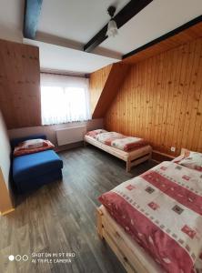 sypialnia z 2 łóżkami i oknem w obiekcie Agroturystyka Pod Kołami w Myczkowcach