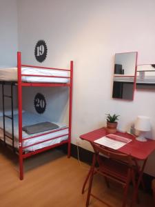 Postel nebo postele na pokoji v ubytování Bilbao Akelarre Hostel