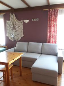 ein Wohnzimmer mit einem Sofa und einem Tisch in der Unterkunft Patarei Apartment in Tallinn