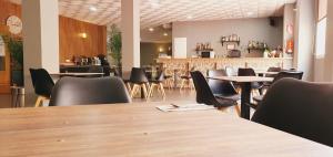 un restaurante con mesas y sillas y un bar en Hotel Valdemoro, en Valdemoro