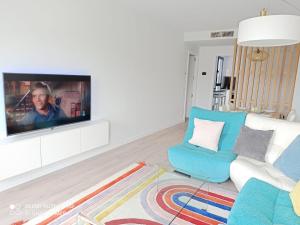 Televízia a/alebo spoločenská miestnosť v ubytovaní Teatinos Suite