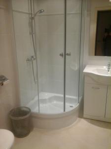łazienka z prysznicem, toaletą i umywalką w obiekcie Apartment in Rovinj with balcony, air conditioning, Wi-Fi (230-1) w Rovinj +16 zdjęć