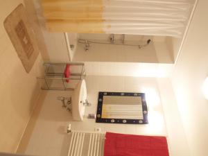 Baño pequeño con aseo y toalla roja en Hotel Magnet, en Stryi
