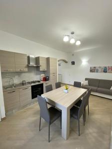 A kitchen or kitchenette at Fringiulì House