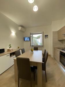 A kitchen or kitchenette at Fringiulì House