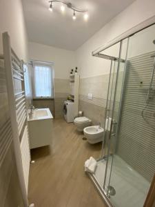 A bathroom at Fringiulì House