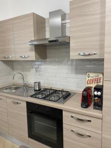 A kitchen or kitchenette at Fringiulì House