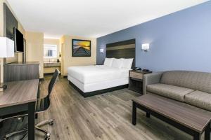 Postel nebo postele na pokoji v ubytování Days Inn by Wyndham Waco Near Downtown University