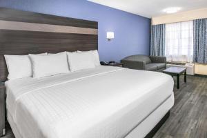 Postel nebo postele na pokoji v ubytování Days Inn by Wyndham Waco Near Downtown University