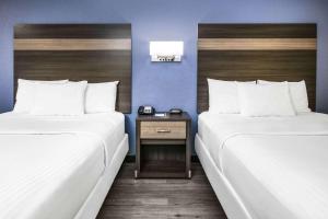 Postel nebo postele na pokoji v ubytování Days Inn by Wyndham Waco Near Downtown University